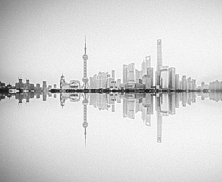 18 成人观看成人世界东京热：《深度揭秘》成人游戏《东京热》：视觉盛宴与情感纠葛交织