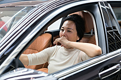 男生和女生一起差差差轮滑：校园轮滑盛宴，活力青春同行