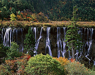 铜铜铜好多水：铜河奇观揭秘：南方“铜水”现象引关注，生态保护与旅游开发两难？