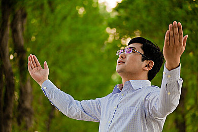 张丽被黑人玩到翻白眼：“文化碰撞引热议：跨文化交流中的误解与反思，构建和谐包容社会之路”