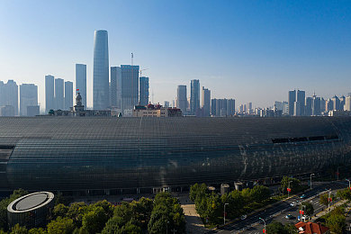 99精品一区二区三区的区别：揭秘虚拟乐园：探寻99精品三区魅力，老牌与新区碰撞下的游戏体验差异
