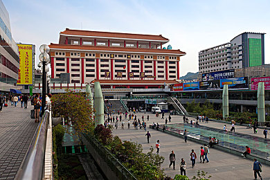 迪丽热巴被 到喷白浆：意外弄脏衣服仍笑对镜头，迪丽热巴户外活动被喷白浆事件引热议，反思活动安全与公众心态-1