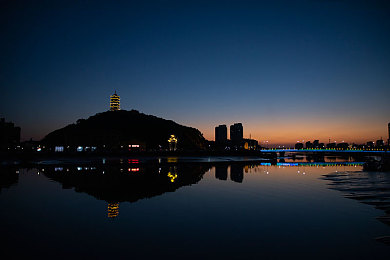 草莓视频污app：娱乐新天地，草莓映夜空，潮流领航者