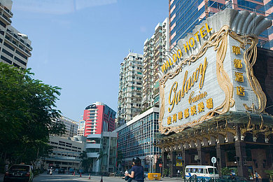 一亲二抱三亲的免费软件：温馨亲情模拟，三连击解锁感动之旅-3