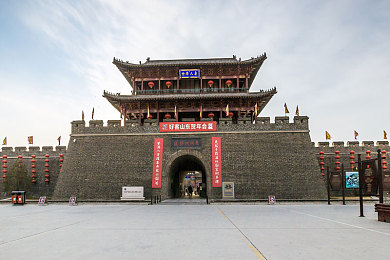 老师穿黑色双开真丝旗袍怎么穿：传统旗袍新风尚，时尚与文化的优雅碰撞-3