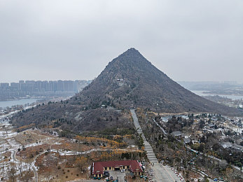 女神▌麻酥酥▌白丝JK蜜臀：网络红人麻酥酥走红引发热议：白丝JK蜜臀现象解析与文化反思