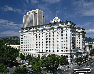 老师穿黑色双开叉真丝旗袍恩施：恩施风情旗袍演绎：传承文化韵味，老师演绎别样风情-2