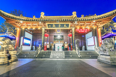 挽起裙子跨开双腿坐上去：公共交通新体验，解堵又舒适，创意出行游-2