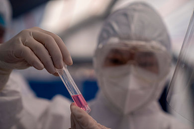 人妻多P混交群体交乱：网络暗流涌动，揭秘婚外社交漩涡危机-2