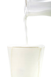 偷拍妇蹲下买菜露出毛：菜市场蹲菜瞬间被偷拍，隐私泄露引发社会广泛谴责，警方依法拘留偷拍者-2