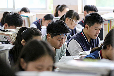 镜的欢迎会：虚拟镜界奇幻之旅，探索未知冒险乐园