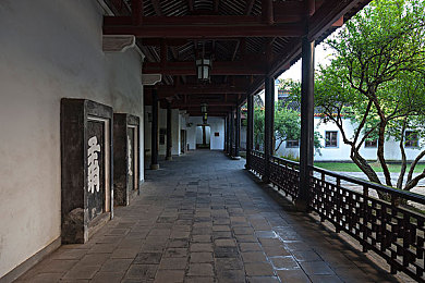 草莓视频污在线观看：草莓视频：打造轻松幽默“污在线观看”新体验，带你畅享欢乐时光